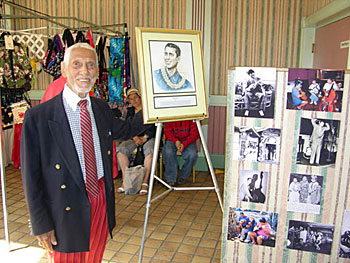 Bill Tapia poses with his Hall of Fame portrait at Ukulele Expo's Uke Fest West, April 2004